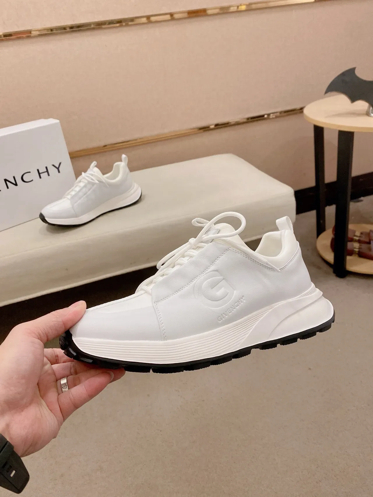 Givenchy City Sport Tênis Lifestyle Brancos com logo embossado 3