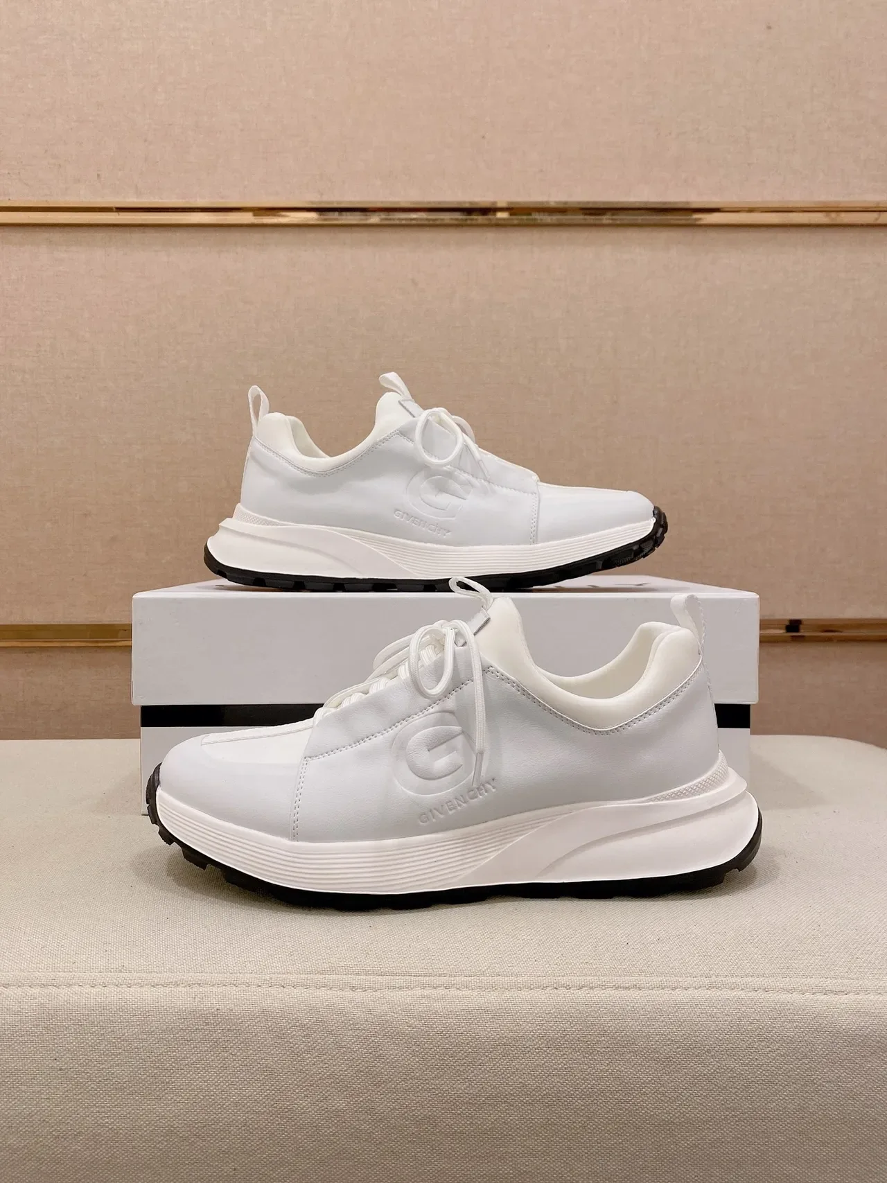 Givenchy City Sport Tênis Lifestyle Brancos com logo embossado 7