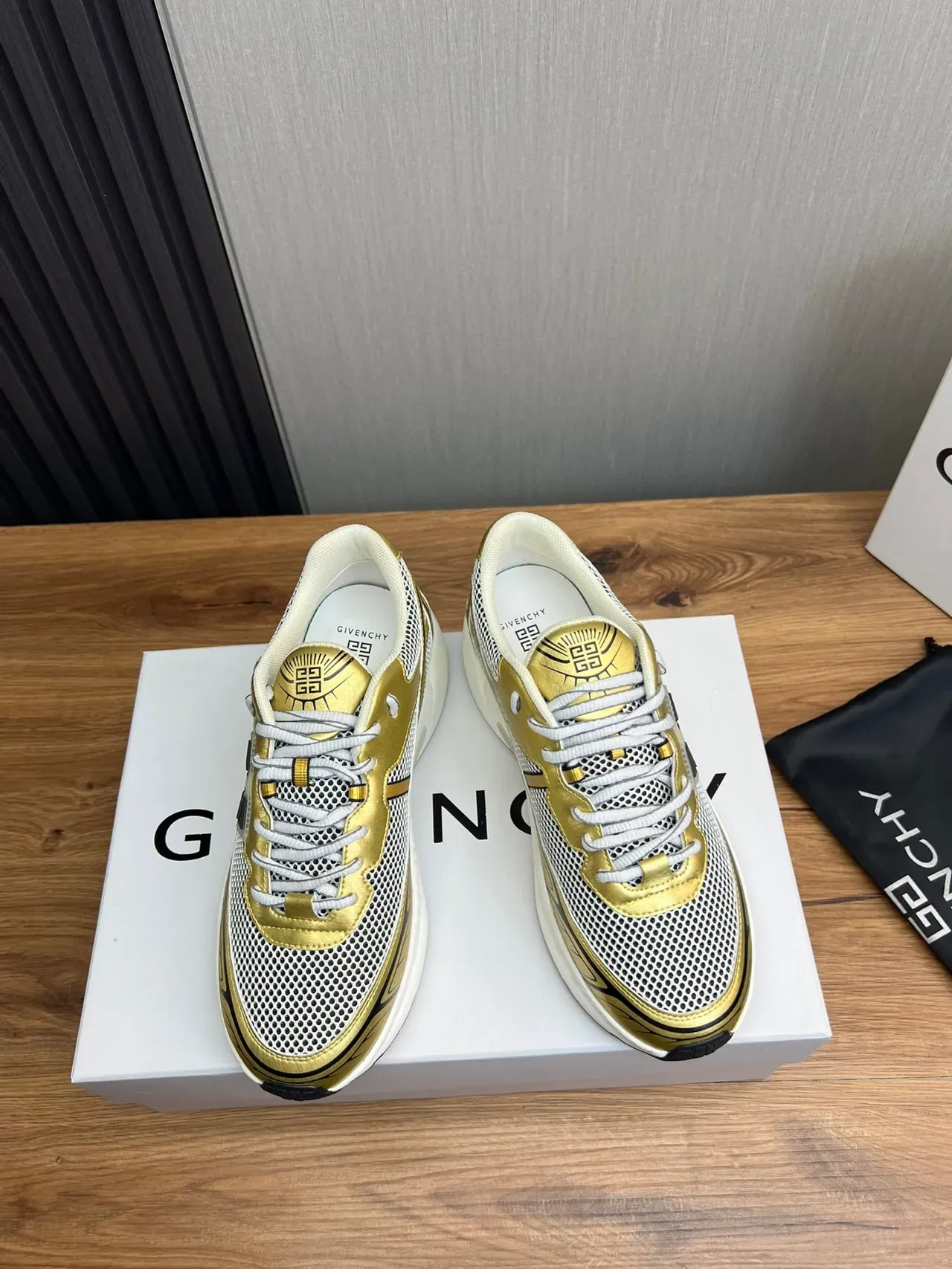 Givenchy Spectre Sneakers Chunky Or Métallique et Blanc 2