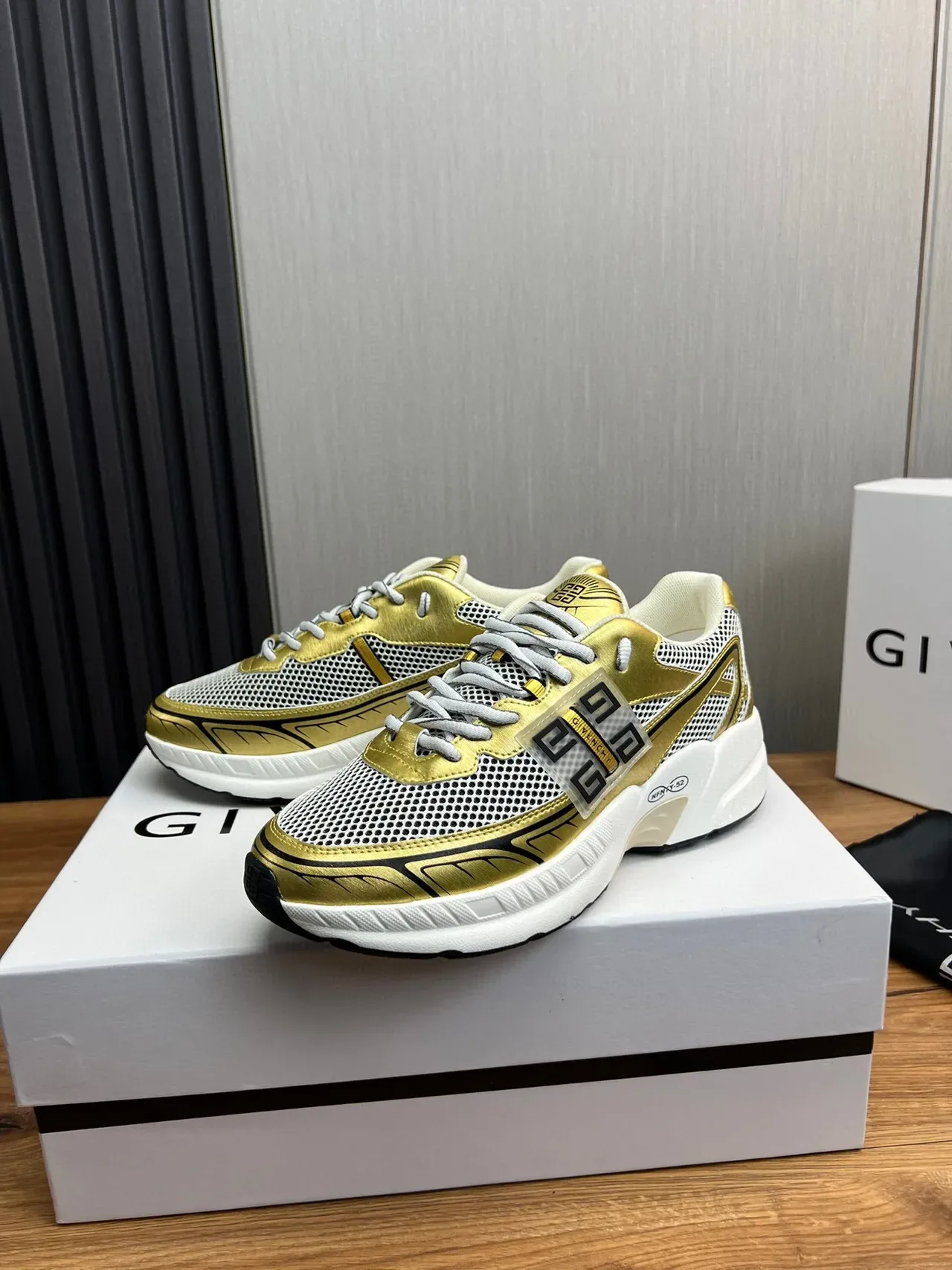 Givenchy Spectre Sneakers Chunky Or Métallique et Blanc 3
