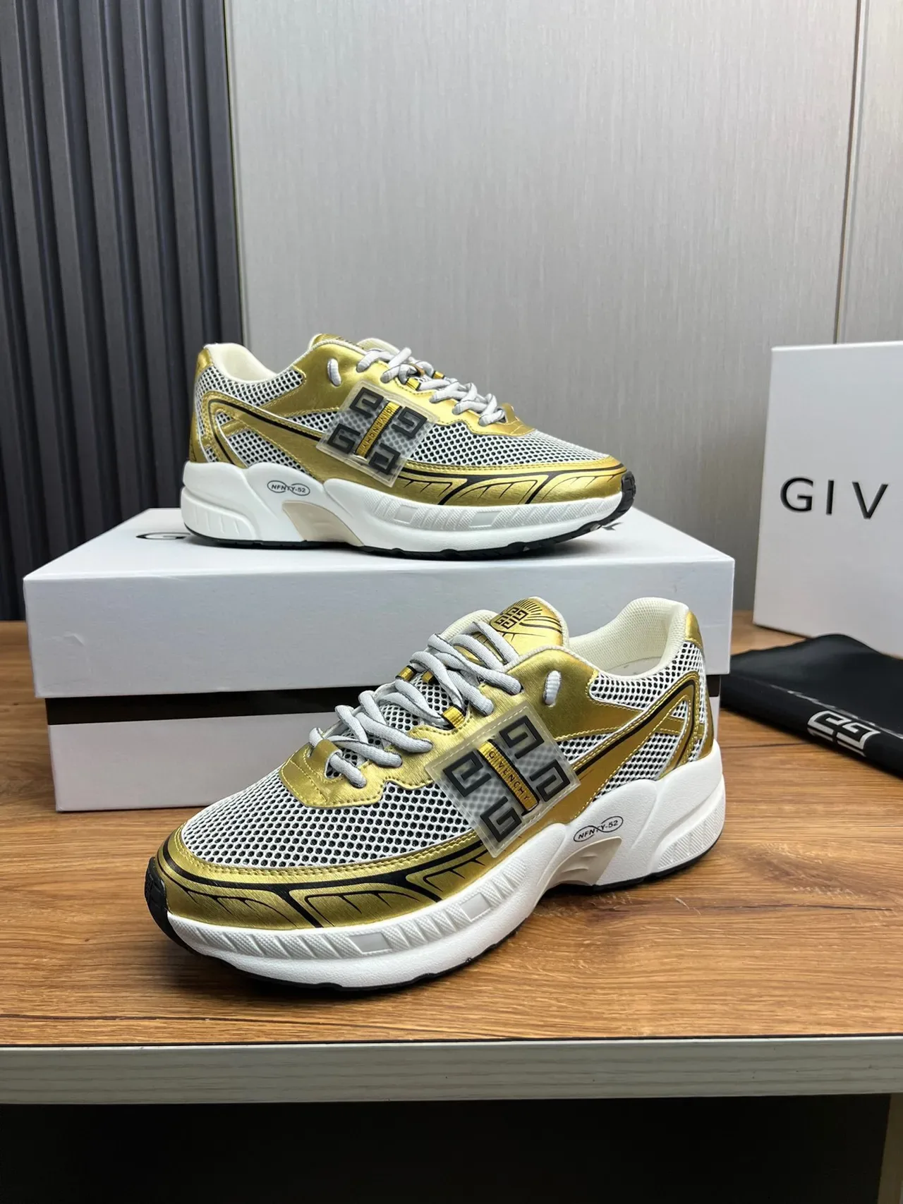 Givenchy Spectre Sneakers Chunky Or Métallique et Blanc 4