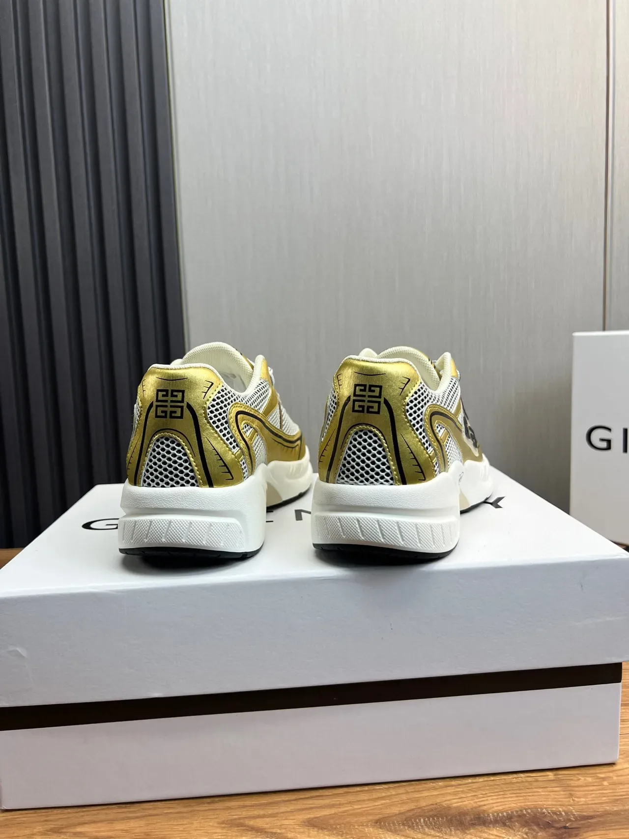 Givenchy Spectre Sneakers Chunky Or Métallique et Blanc 5