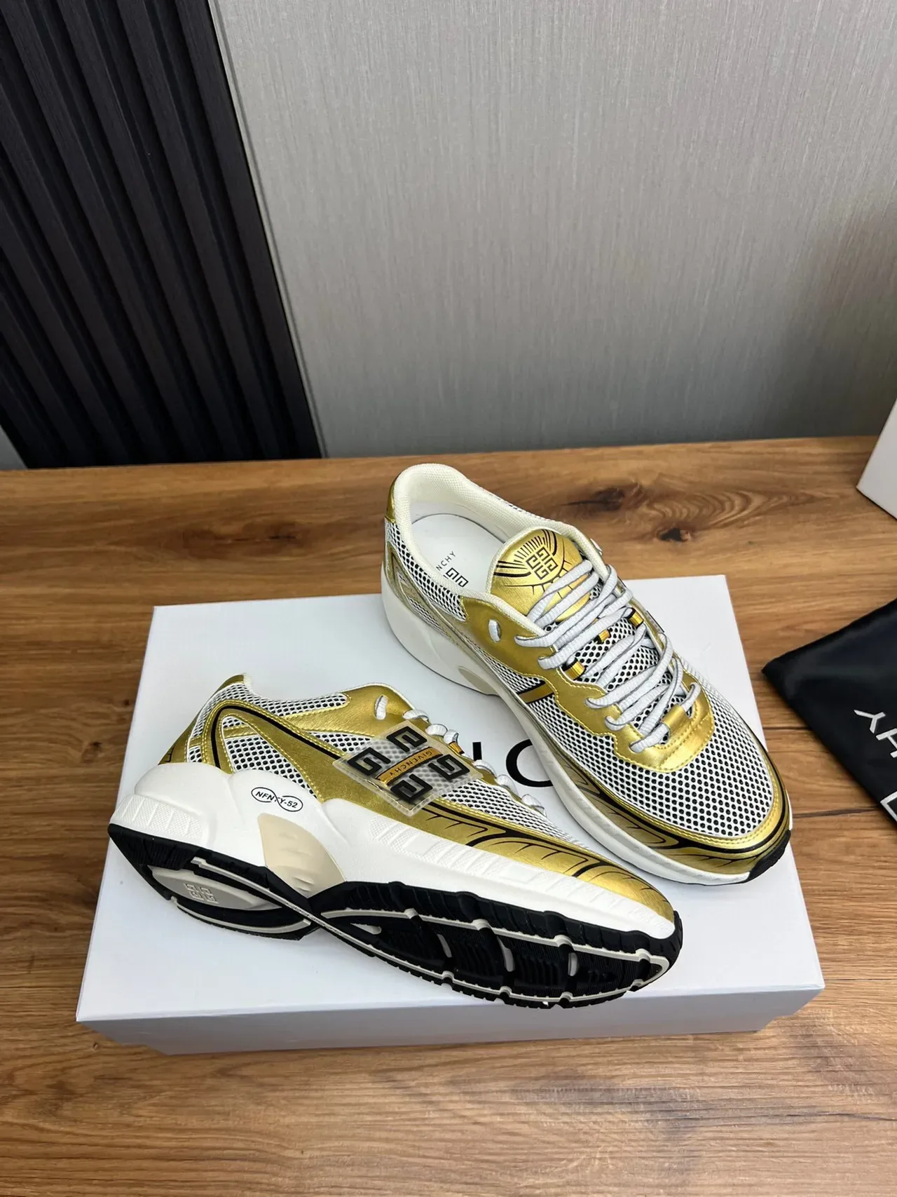 Givenchy Spectre Sneakers Chunky Or Métallique et Blanc 6