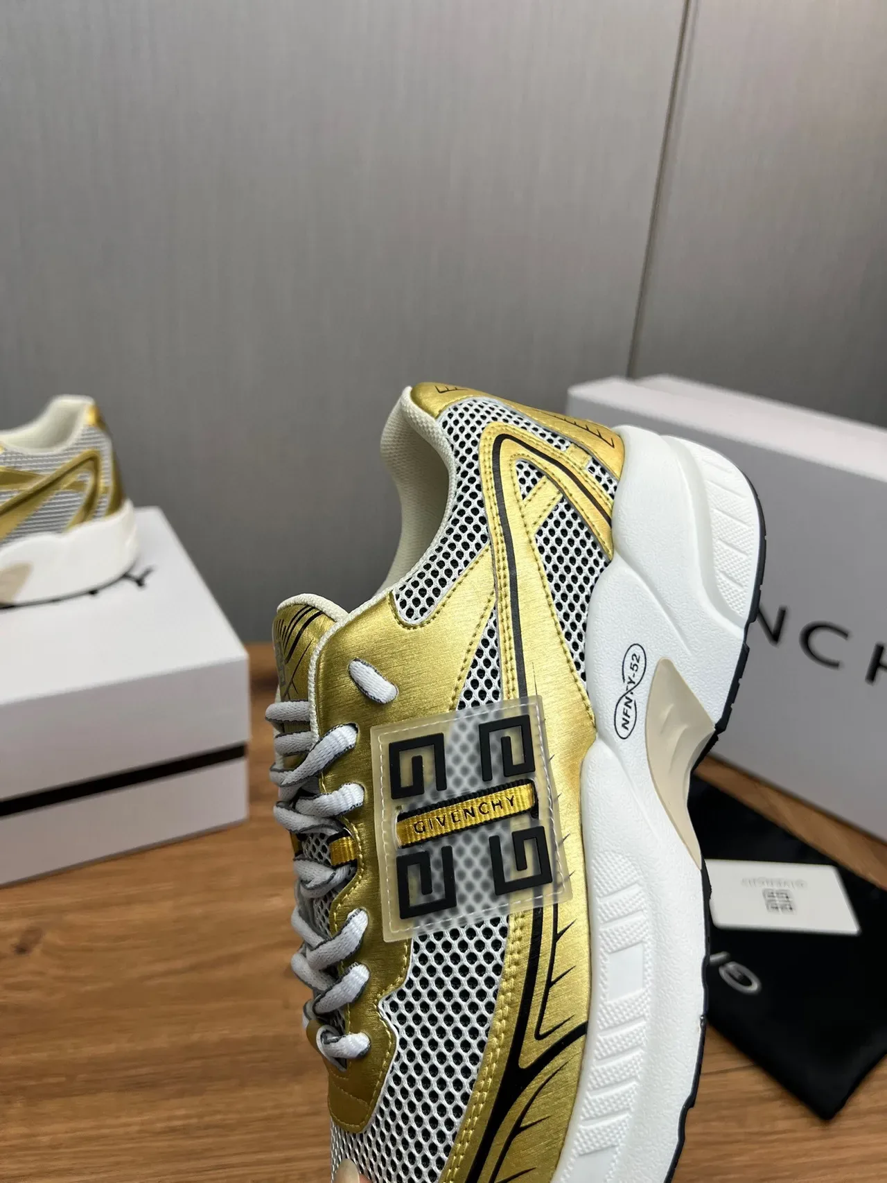 Givenchy Spectre Sneakers Chunky Or Métallique et Blanc 9