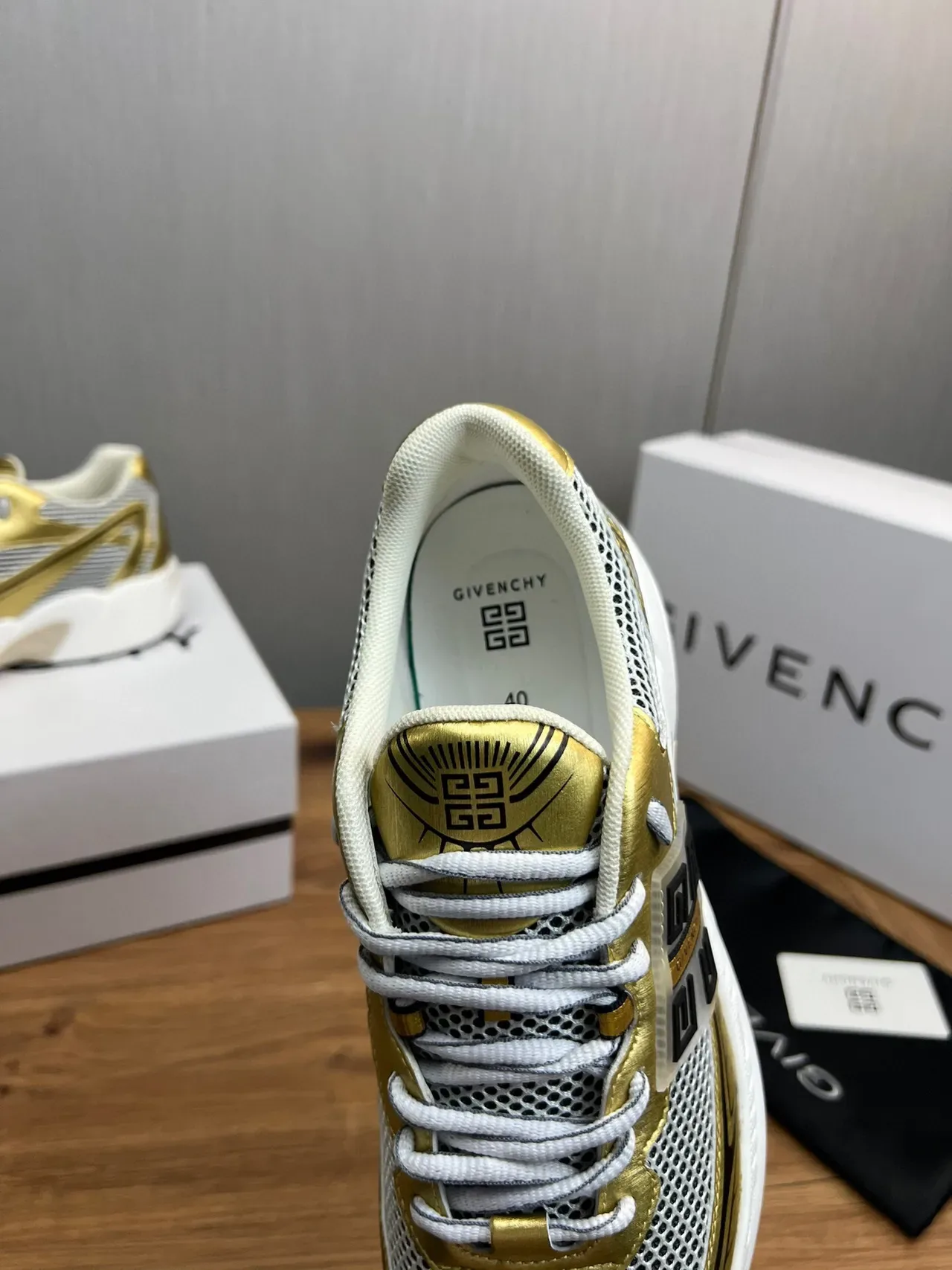 Givenchy Spectre Sneakers Chunky Or Métallique et Blanc 10