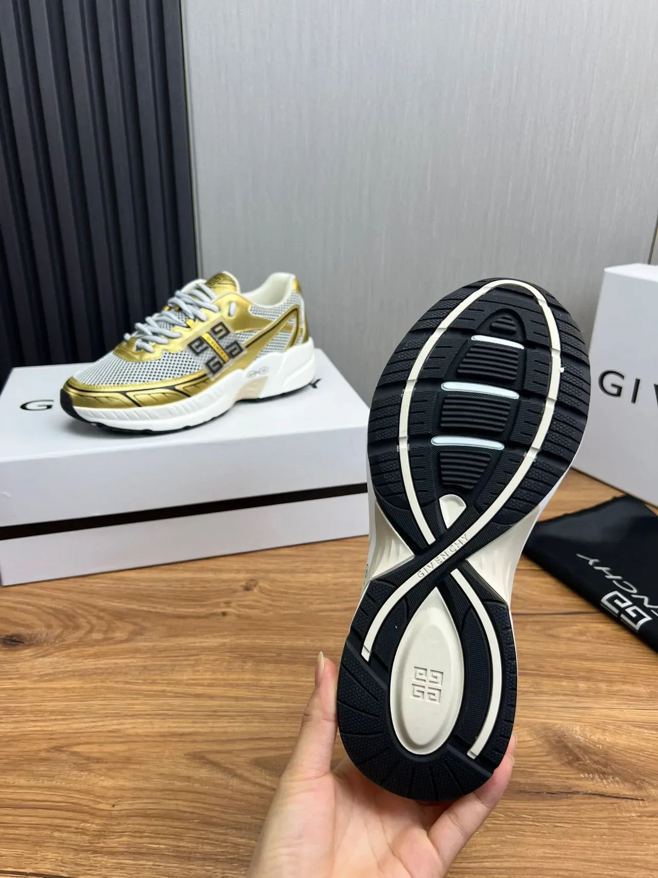 Givenchy Spectre Sneakers Chunky Or Métallique et Blanc 11