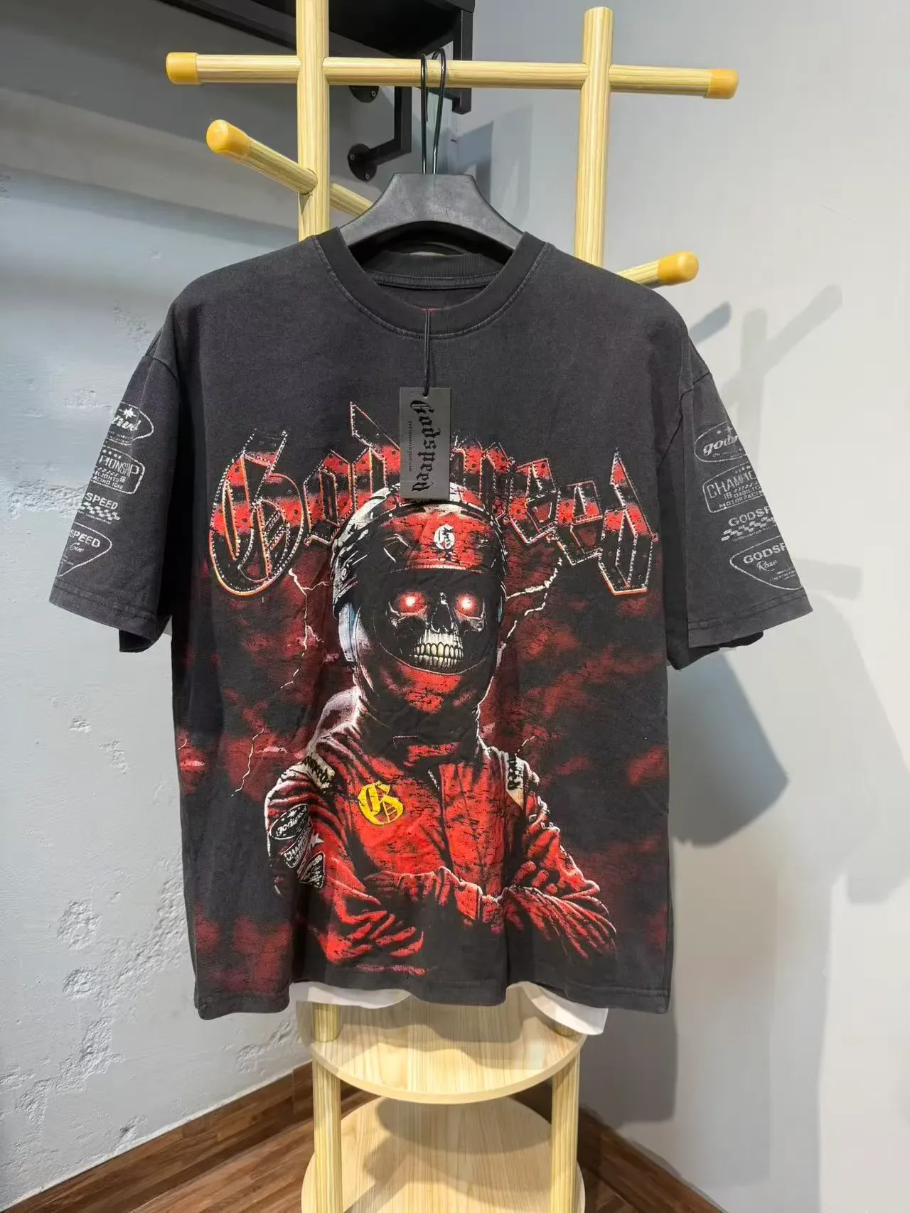 Camiseta gráfica Godspeed Skull Racer desgastada preta e vermelha 5