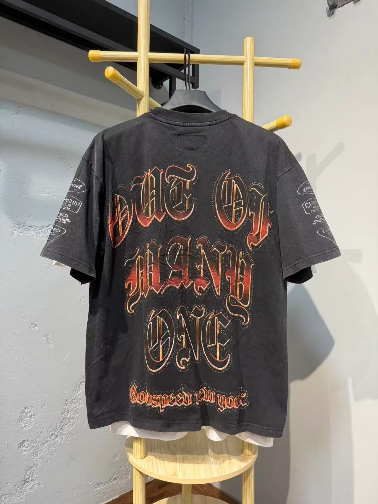 Camiseta gráfica Godspeed Skull Racer desgastada preta e vermelha 6