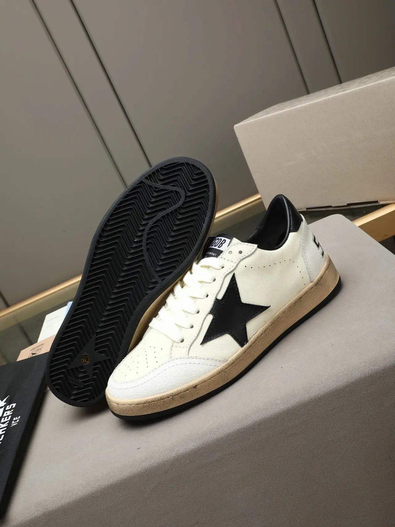 Golden Goose Ball Star Off-White Black Star حذاء لايف ستايل 4