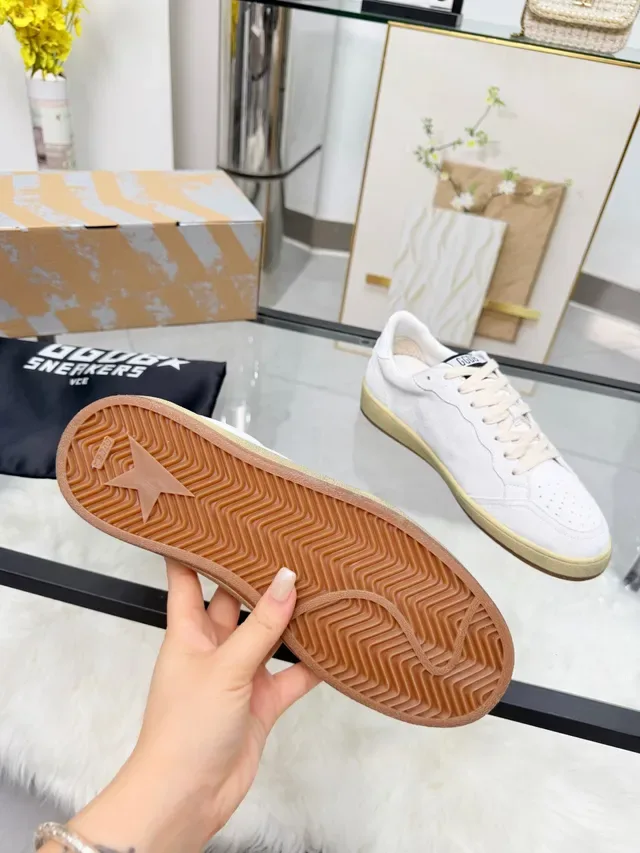 Golden Goose Ball Star أوف وايت سويدي لايف ستايل سنيكرز 2