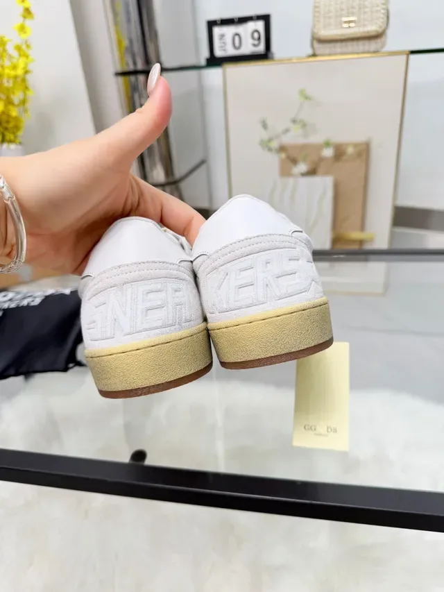 Golden Goose Ball Star أوف وايت سويدي لايف ستايل سنيكرز 4