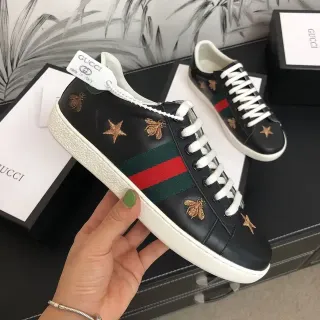 Gucci Ace 黑色皮革刺绣蜜蜂和星星生活运动鞋