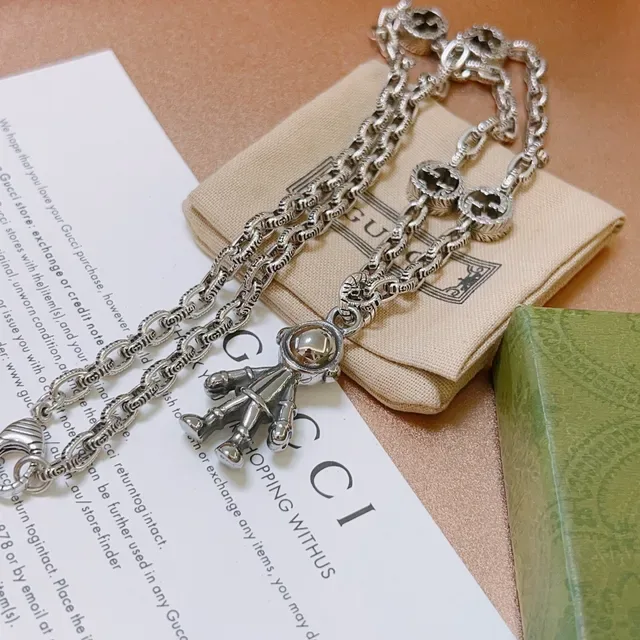 Gucci pendentif Astronaut collier chaîne argentée 4
