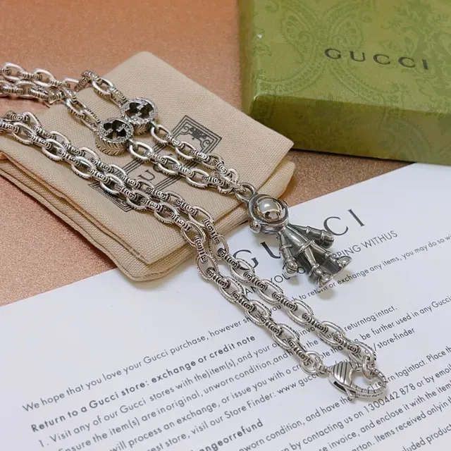 Gucci pendentif Astronaut collier chaîne argentée 6