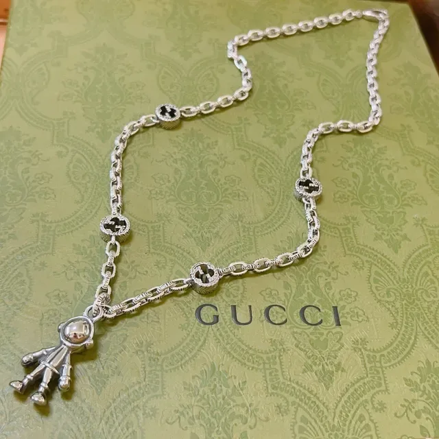 Gucci pendentif Astronaut collier chaîne argentée 7