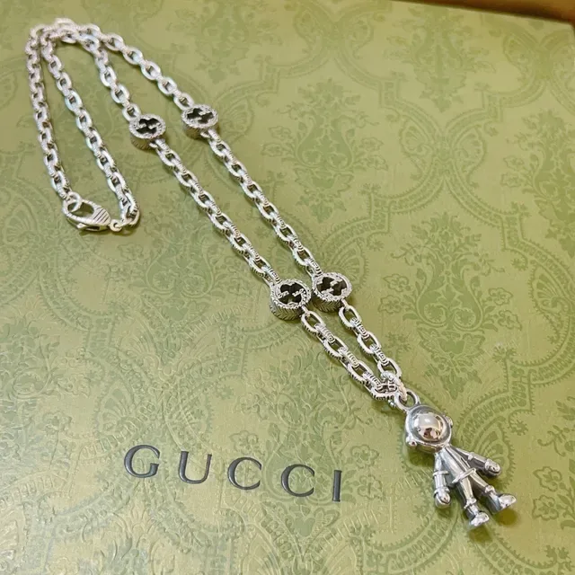 Gucci pendentif Astronaut collier chaîne argentée 8