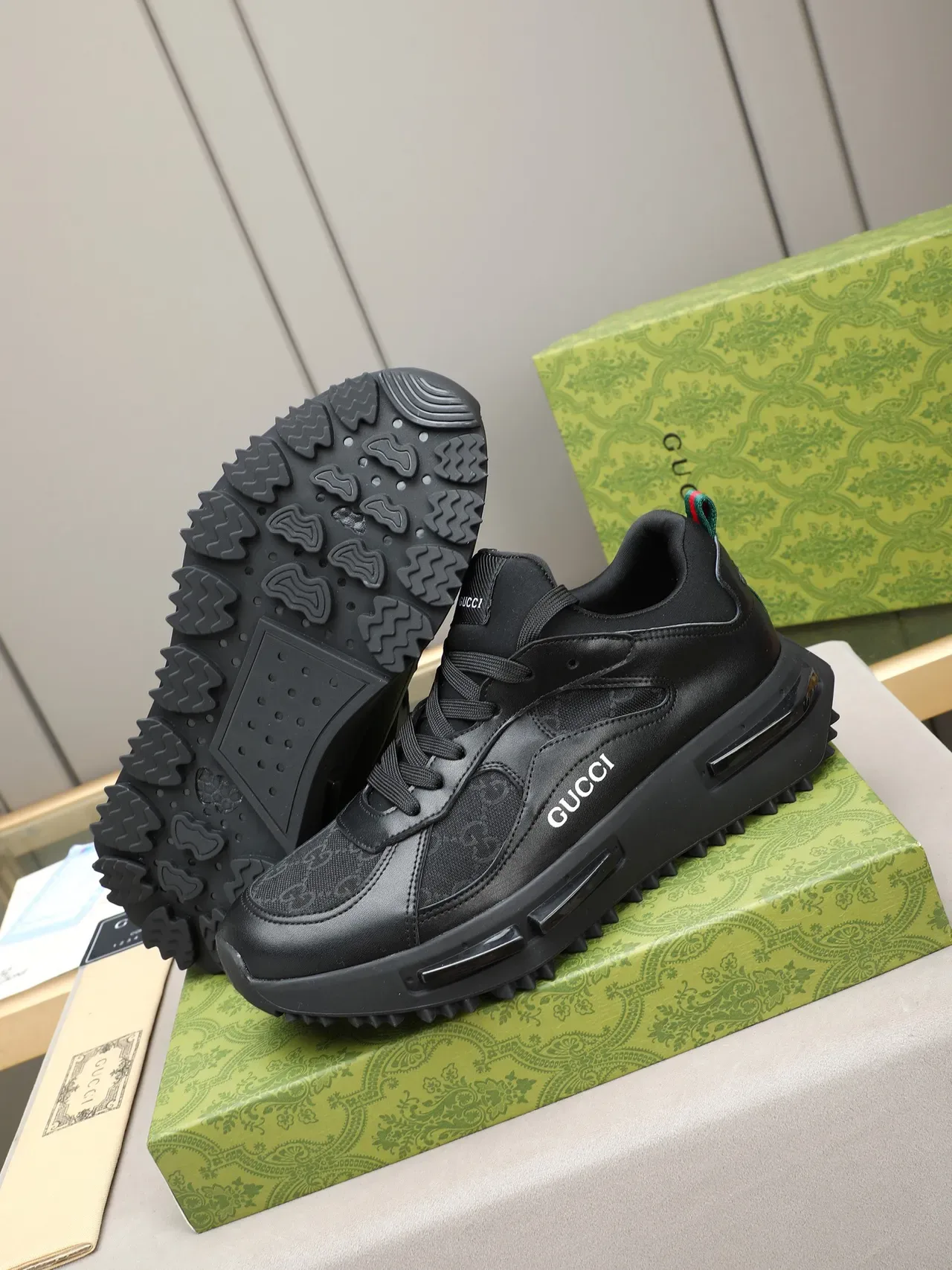 Gucci काला हरा चमड़ा और जाली स्नीकर्स बोल्ड साइड लोगो 5