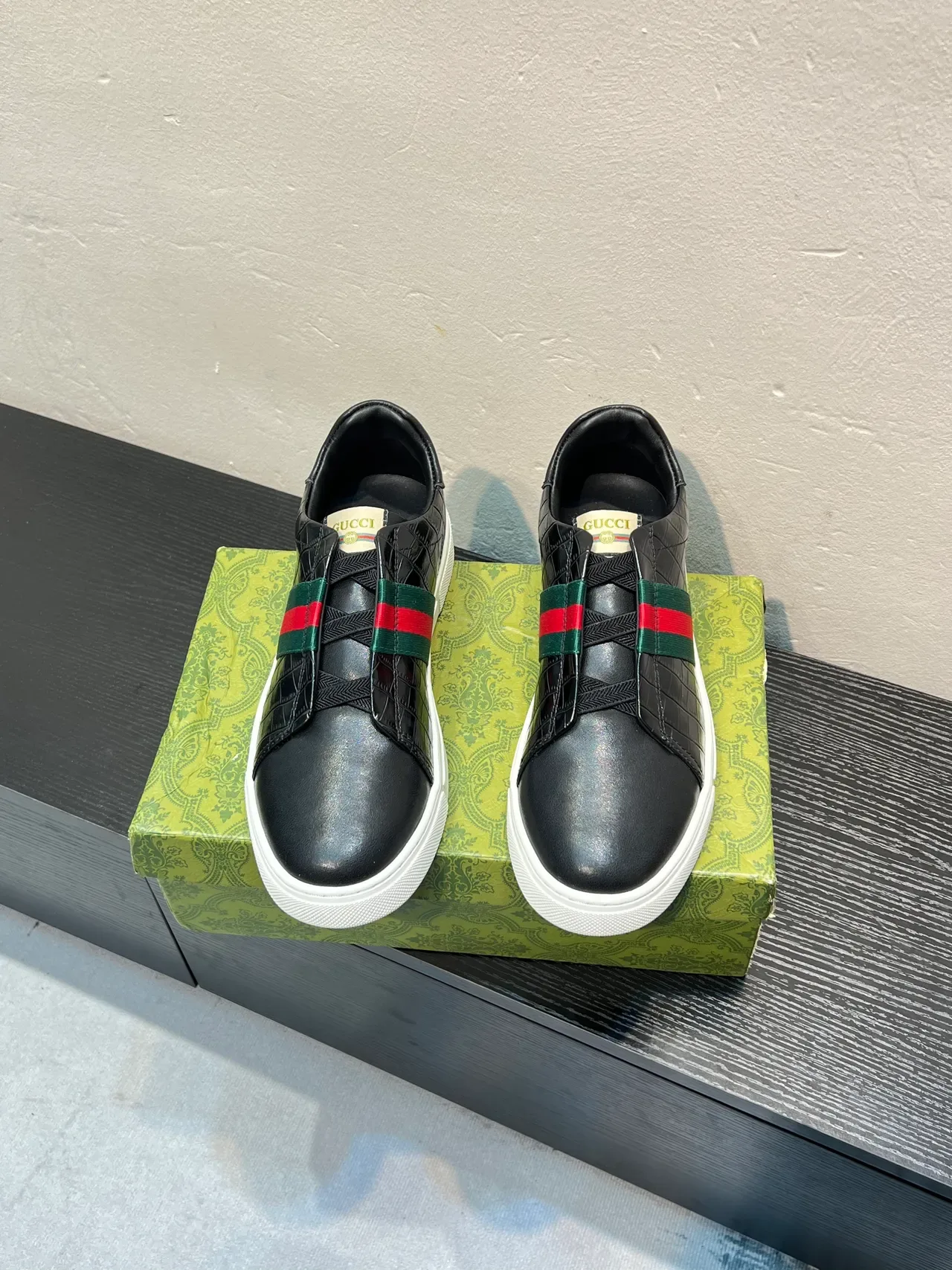 Gucci Preto Verde Slip-On Croc-Embossed Couro Lifestyle Sneakers 2