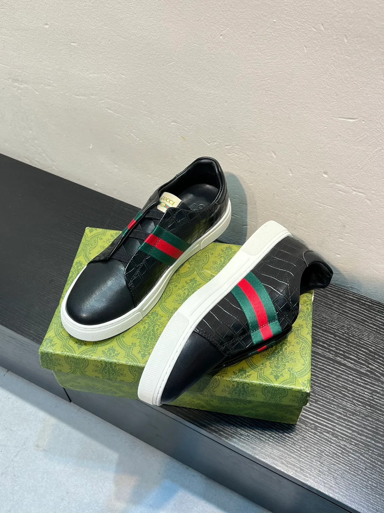 Gucci Preto Verde Slip-On Croc-Embossed Couro Lifestyle Sneakers 4