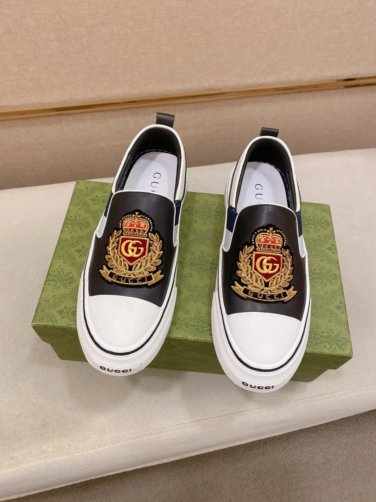 Gucci Black White brodé Crest Slip-On construction Mode de vie baskets 2