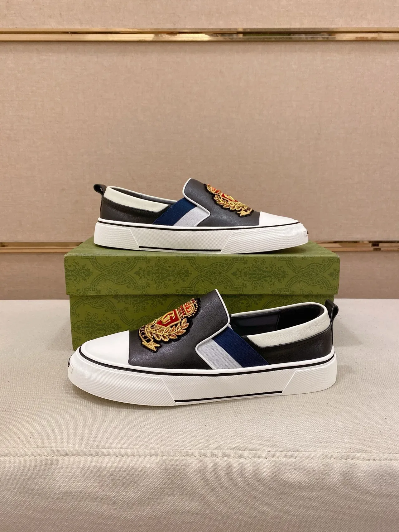 Gucci Black White brodé Crest Slip-On construction Mode de vie baskets 3
