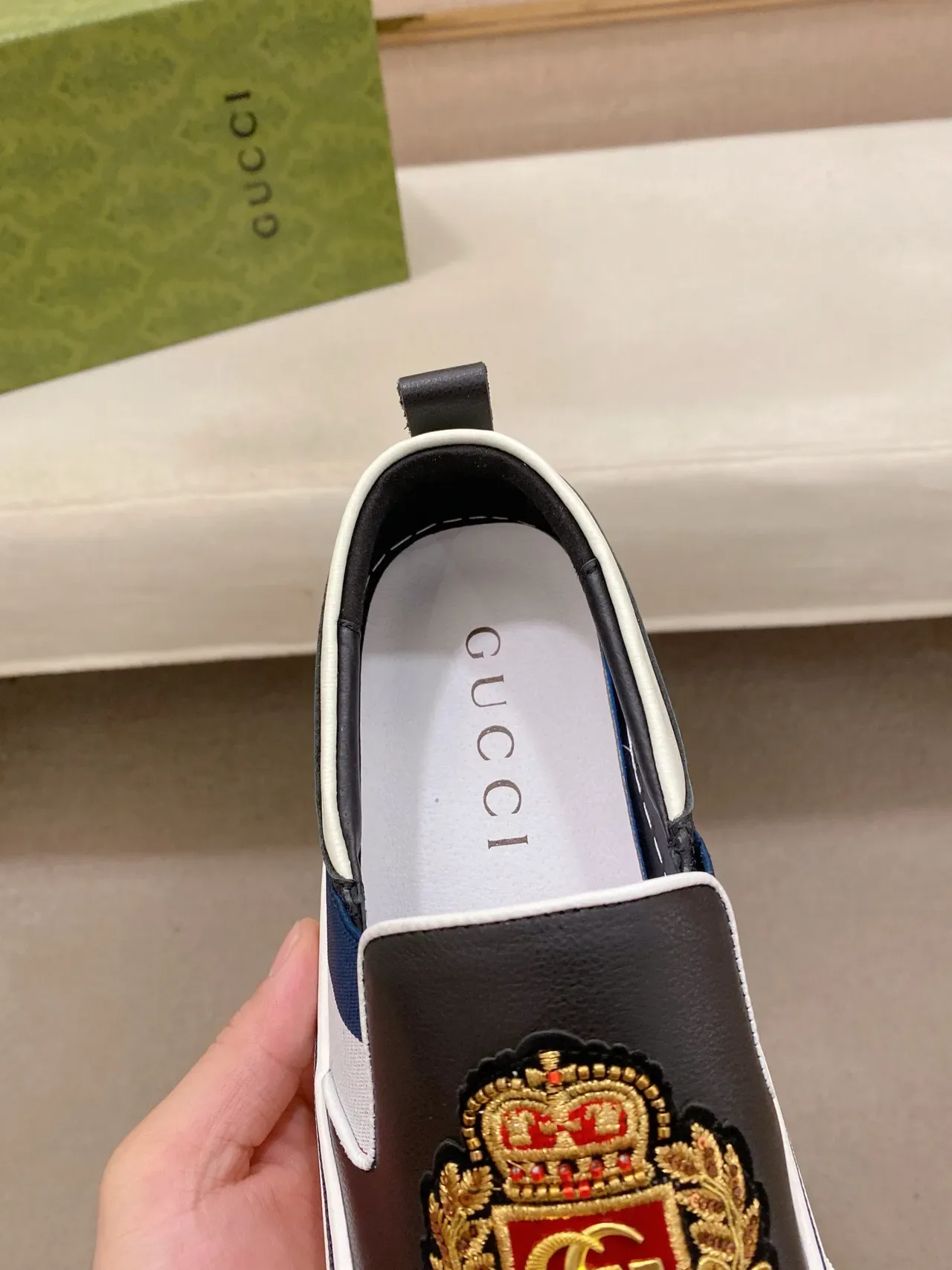 Gucci Black White brodé Crest Slip-On construction Mode de vie baskets 4