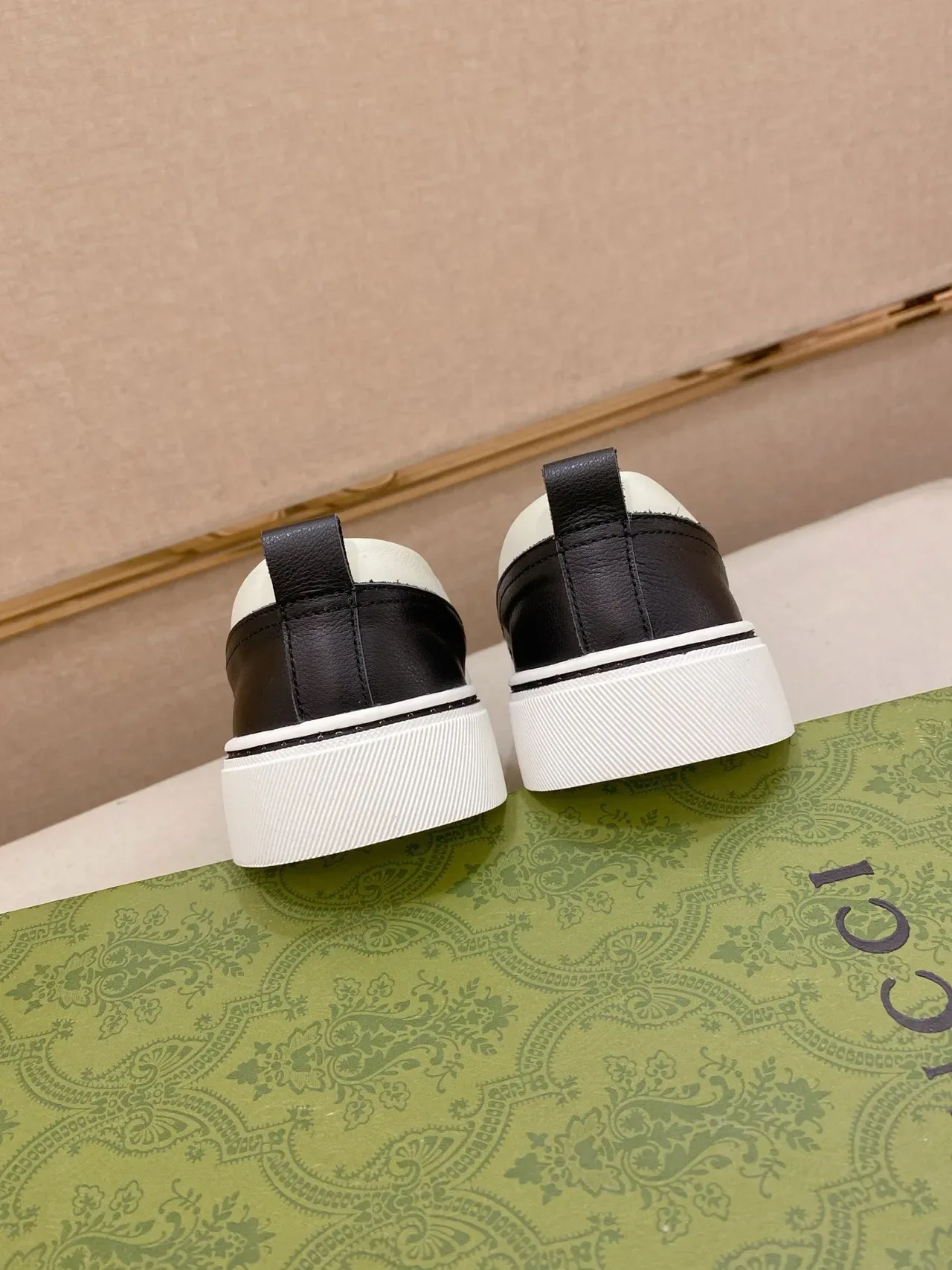 Gucci Black White brodé Crest Slip-On construction Mode de vie baskets 5