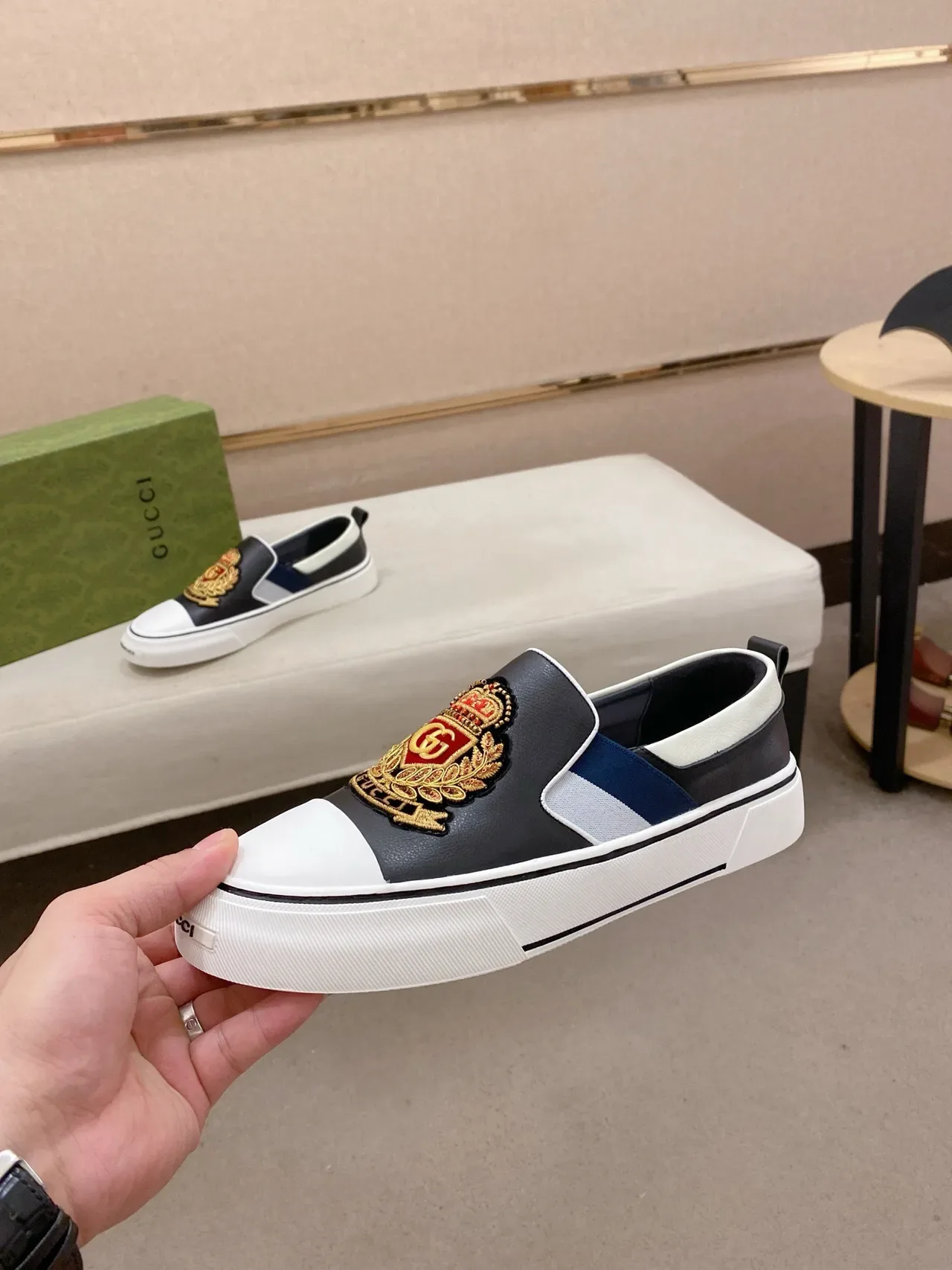 Gucci Black White brodé Crest Slip-On construction Mode de vie baskets 8