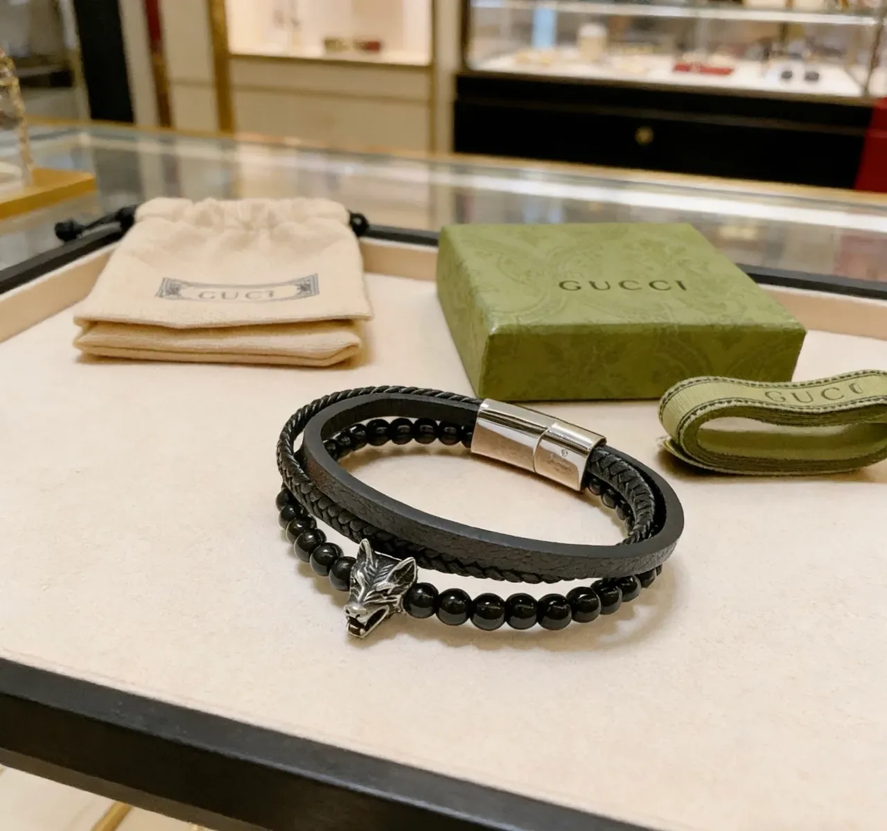 Gucci Pulsera de Cuero Trenzado y Cabeza de León con Perlas 7