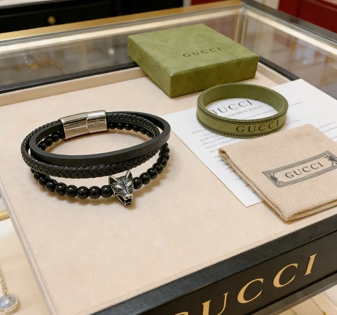 Gucci Pulsera de Cuero Trenzado y Cabeza de León con Perlas 9