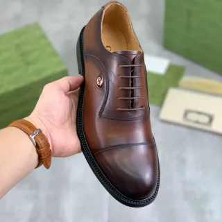 Gucci বাদামী কালো ক্যাপ-টু পালিশড লেদার অক্সফোর্ড জুতা