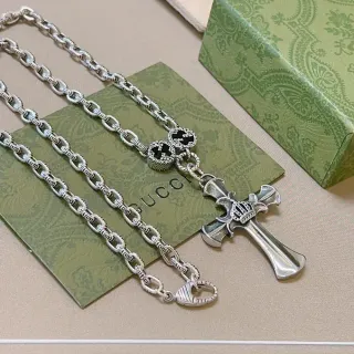 Gucci সিলভার কালো অর্নেট ক্রস পেন্ডেন্ট নেকলেস