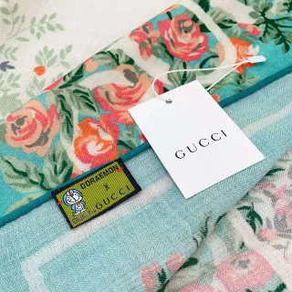 Gucci Doraemon x Écharpe en soie à imprimé floral multicolore en tissage herringbone