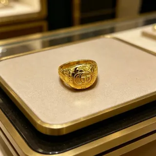 Gucci डबल जी साइनेट सोने की सजावटी मोनोग्राम बैंड रिंग
