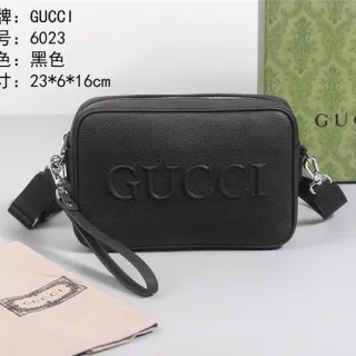 حقيبة كروس بودي جلد أسود مقرمش مع نقش Gucci