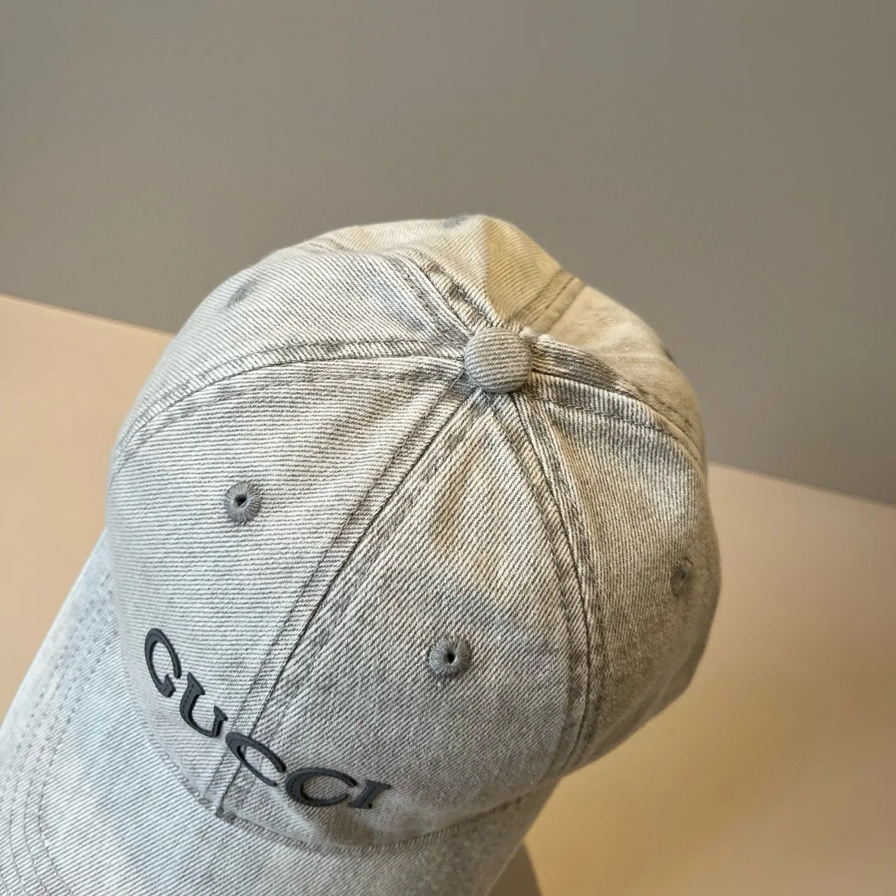 Gucci قبعة بيسبول جينز مطرزة بلون فاتح مغسولة 3