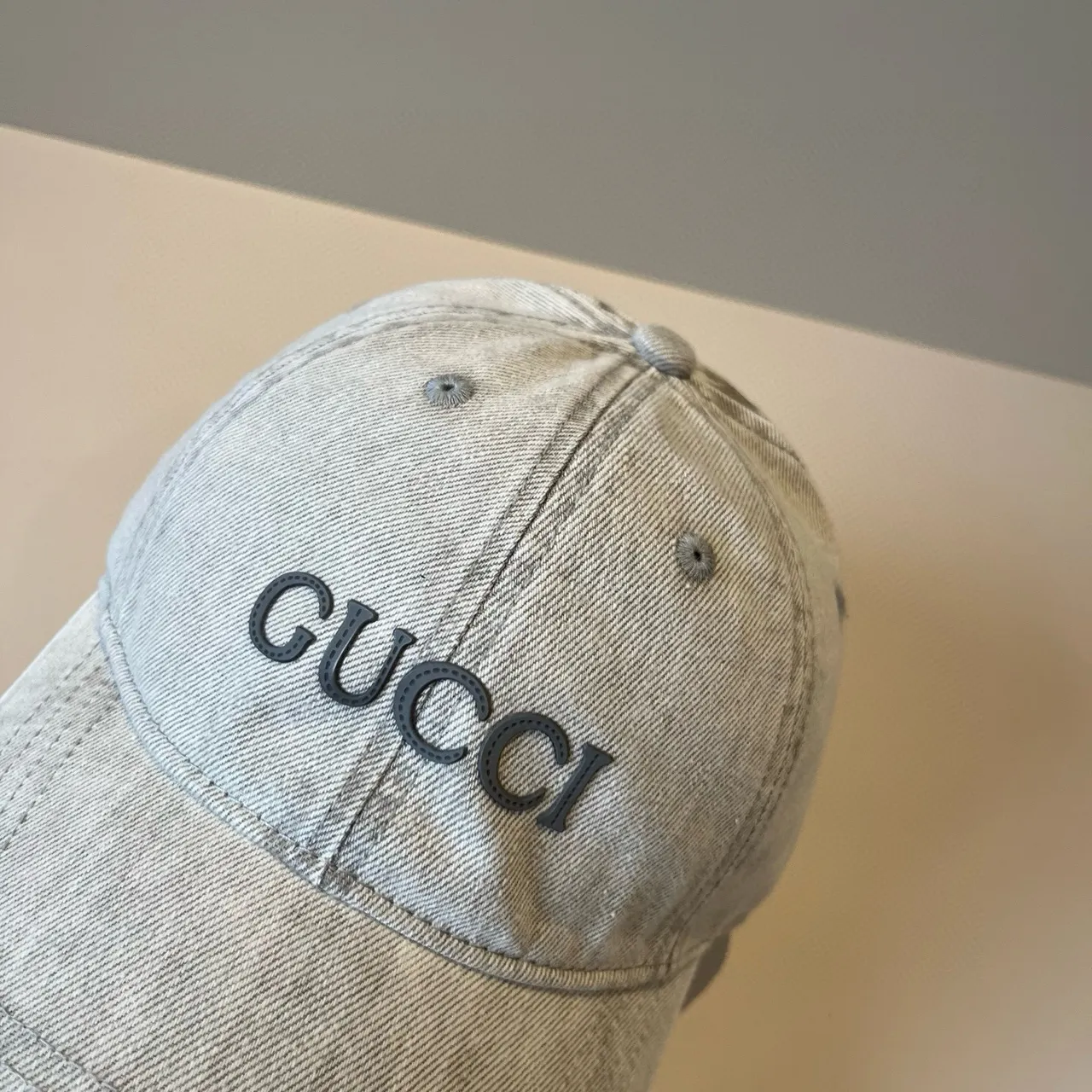 Gucci قبعة بيسبول جينز مطرزة بلون فاتح مغسولة 4