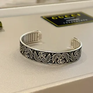 Gucci Grabado Interlocking G Scrollwork Plata Oxidada Pulsera Abierta