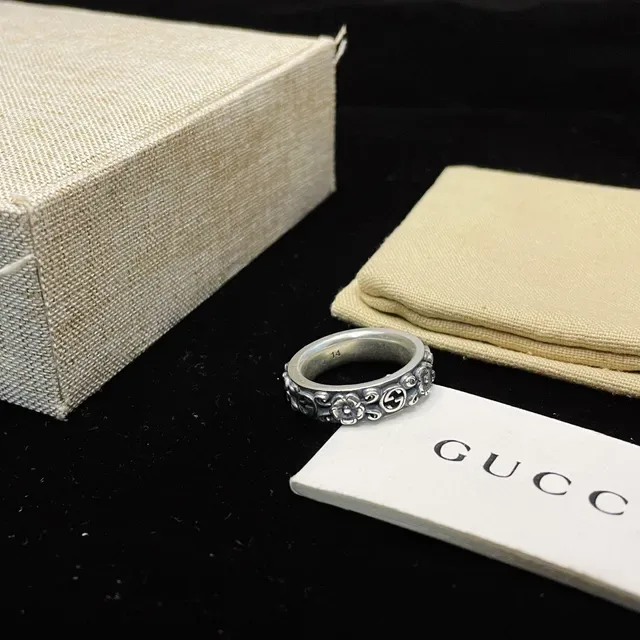 Anillo Gucci Floral y Interlocking G de plata oxidada 2
