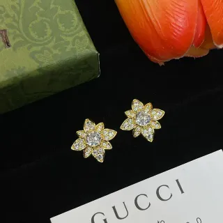 Gucci أقراط فلورال بافيه كريستال تون ذهبي