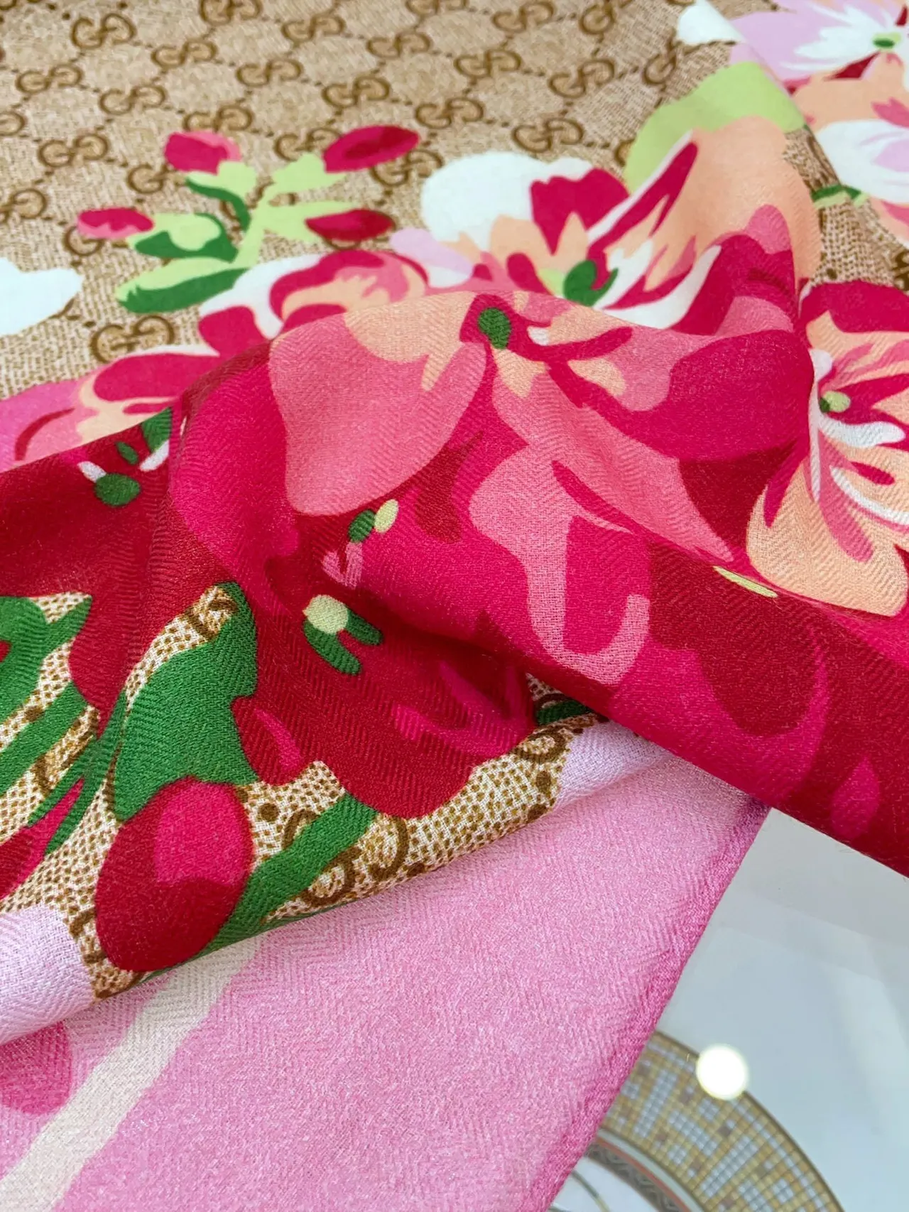 Gucci ফুল-প্রিন্ট গোলাপি রেশম স্কার্ফ 9