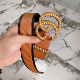 Gucci GG Marmont cinto de couro marrom preto acolchoado com piping na borda em bege