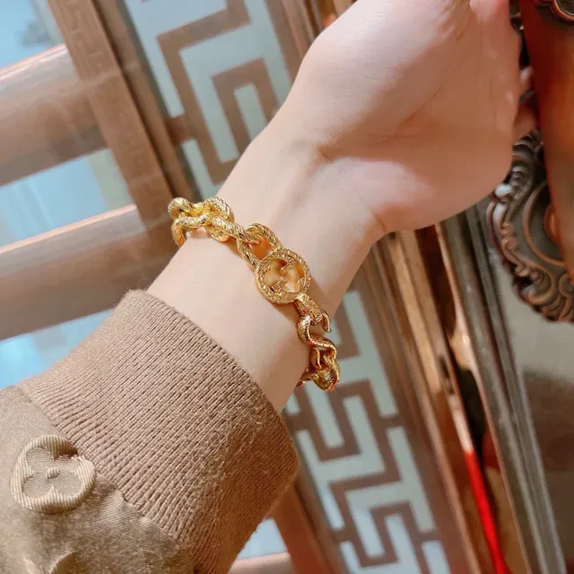 Gucci GG Marmont سوارة ذهبية سلسلة روب لينك ملتوية مشبك شعار G متشابك 9