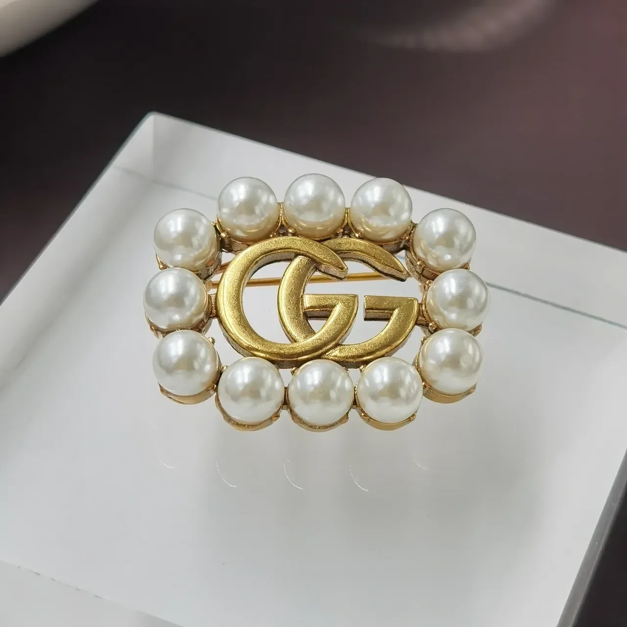 Gucci GG Marmont सोने का सफेद कर्ब चेन मोती-जड़ा मोटिफ नेकलेस 4