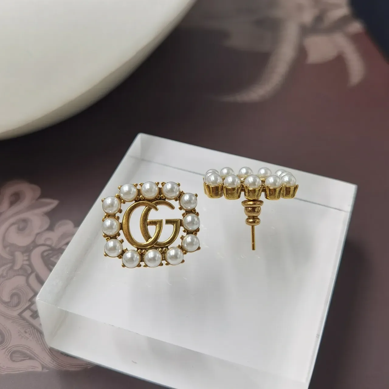 Gucci GG Marmont सोने का सफेद कर्ब चेन मोती-जड़ा मोटिफ नेकलेस 5