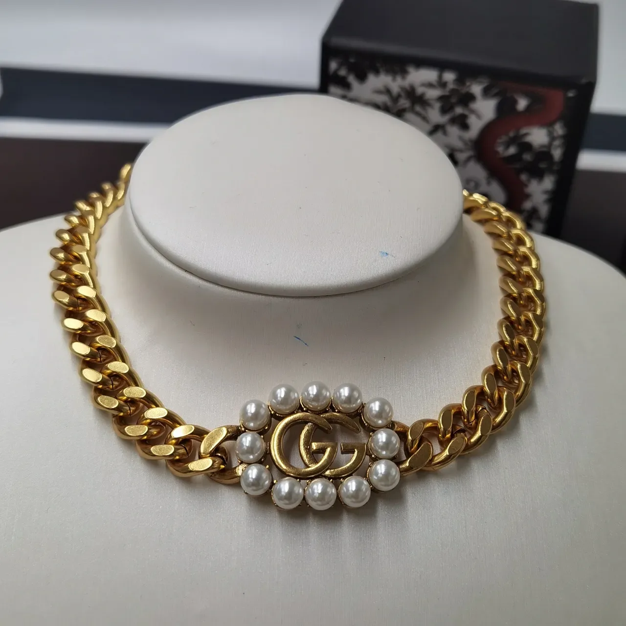 Gucci GG Marmont सोने का सफेद कर्ब चेन मोती-जड़ा मोटिफ नेकलेस 6