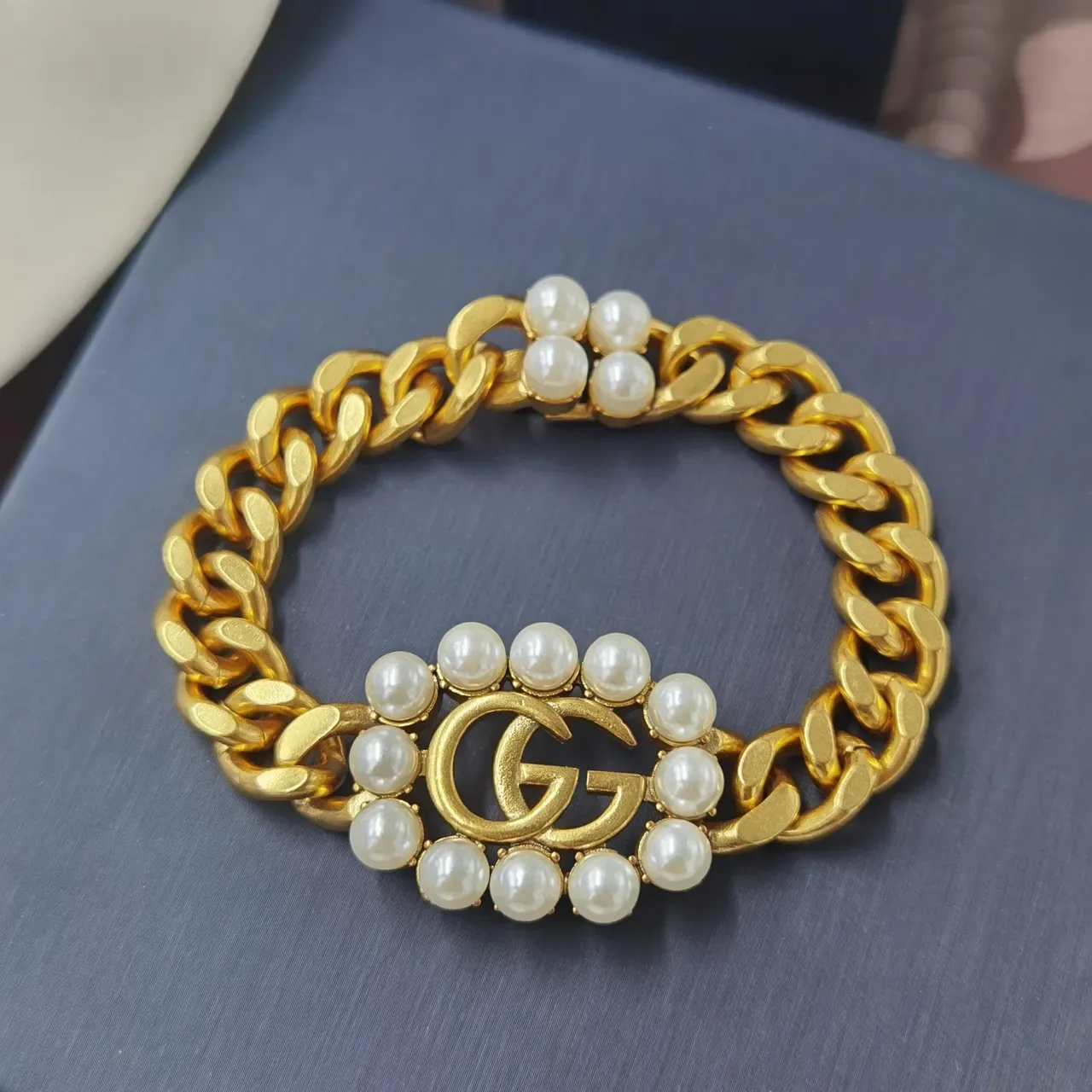 Gucci GG Marmont सोने का सफेद कर्ब चेन मोती-जड़ा मोटिफ नेकलेस 8