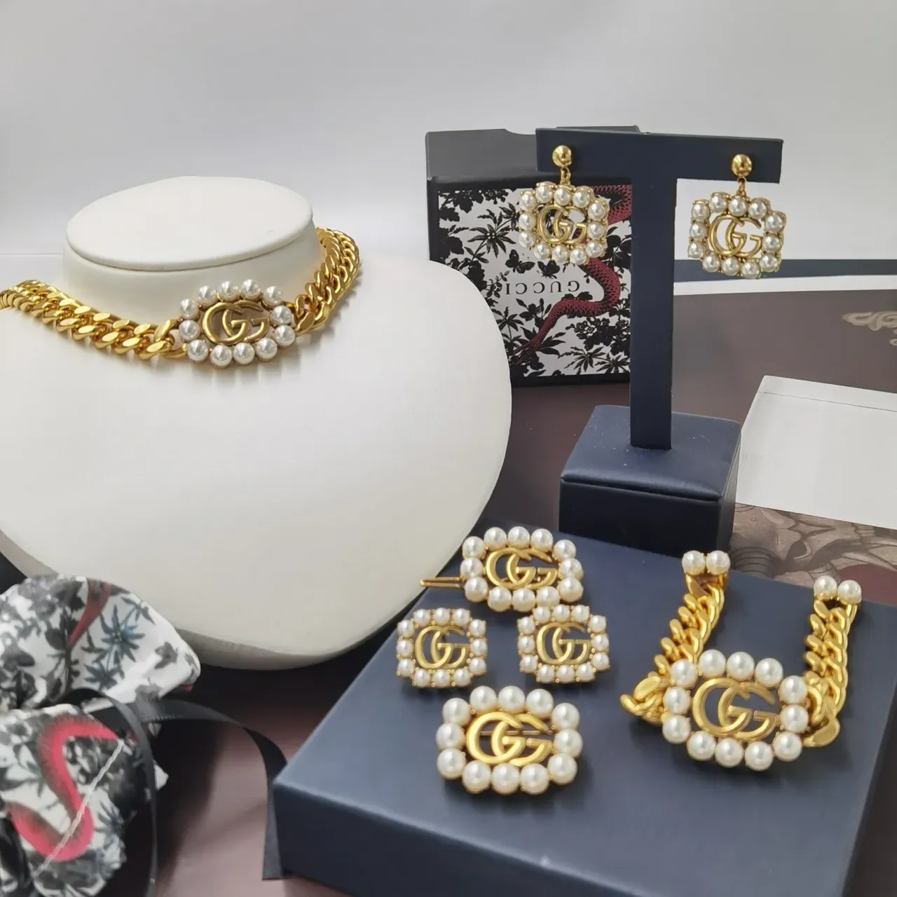 Gucci GG Marmont सोने का सफेद कर्ब चेन मोती-जड़ा मोटिफ नेकलेस 9