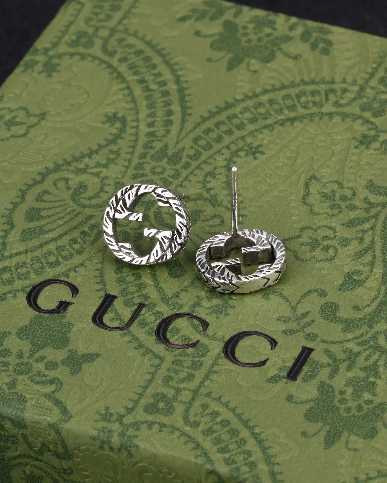 Gucci GG Marmont Interlocking G أقراط دائرية منقوشة 2