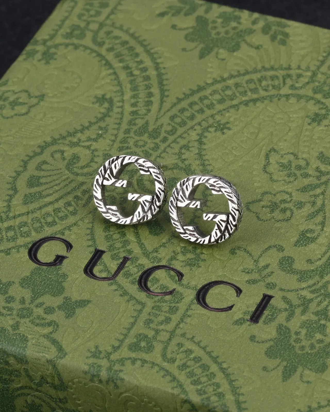 Gucci GG Marmont Interlocking G أقراط دائرية منقوشة 3